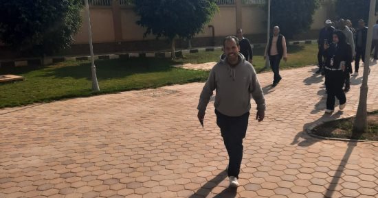 توافد الناخبين للإدلاء بأصواتهم بلجنة مدرسة مدينتى بعد انتهاء "الراحة"..  صور