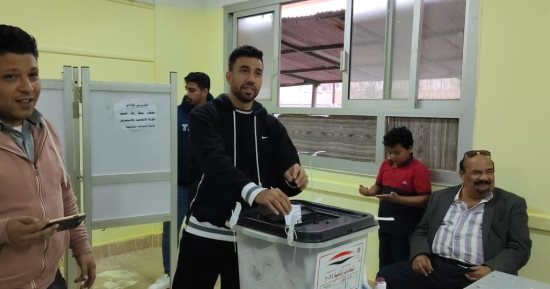 تريزيجيه يدلى بصوته فى الانتخابات الرئاسية ويلتقط صور تذكارية مع الناخبين.. صور