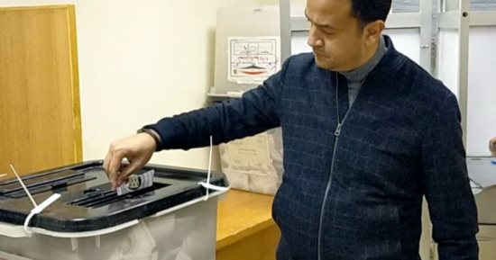 أحمد الدرينى يدلى بصوته فى الانتخابات الرئاسية