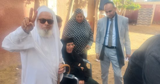 القضاة يساعدون كبار السن للإدلاء بأصواتهم فى كفر الشيخ