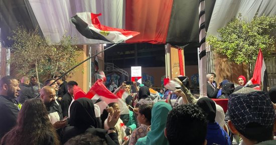 أهالى بولاق الدكرور يحتفلون أمام لجان الانتخابات الرئاسية.. صور 