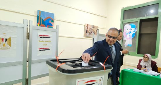 طارق خضر محافظ دمياط الأسبق يدلى بصوته في لجنة الأورمان بالدقي.. صور