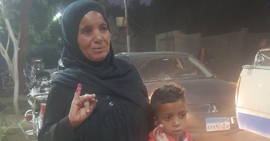 سيدة قنائية تصطحب حفيدها وتدلى بصوتها داخل لجنة دندرة.. وتؤكد: بنحب مصر