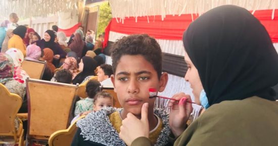  أهالى ناهيا يشاركون اليوم السابع صور فرحتهم برسم علم مصر على وجوه الأطفال بانتخابات الرئاسة