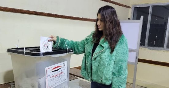 مى عمر تدلى بصوتها فى ثالث أيام انتخابات الرئاسة 2024