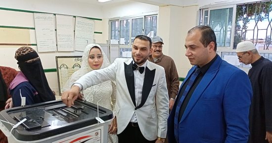عروسان يدليان بصوتيهما بلجنة الملاحة بسيدى سالم فى كفر الشيخ