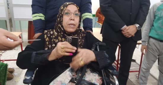 نقل مسنة بالفيوم بسيارة إسعاف للإدلاء بصوتها فى الانتخابات الرئاسية