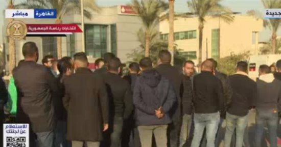 طوابير الناخبين تنتظر فتح لجان الاقتراع فى محافظة القاهرة