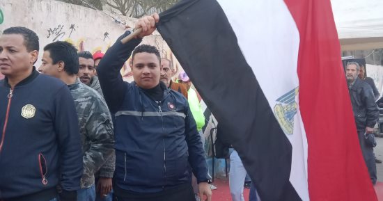 بعلم مصر.. مشاركة شبابية أمام مدرسة عمرو بن العاص الإعدادية بمصر القديمة