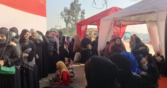 طوابير من كل الأعمار بإمبابة قبل فتح باب اللجان فى آخر أيام الانتخابات..صور