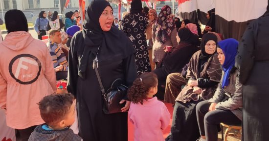 اصطفاف الناخبين أمام مدرسة نور الحرية بالمنيرة الغربية مع فتح اللجان.. صور 