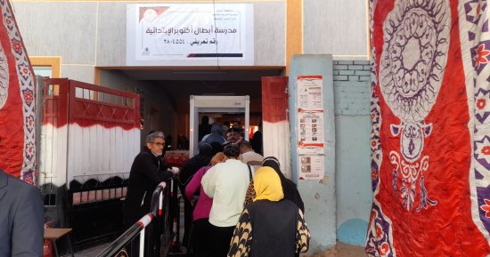 السيدات الأكثر حضورا.. توافد الناخبين على 254 لجنة انتخابية بأسوان.. صور