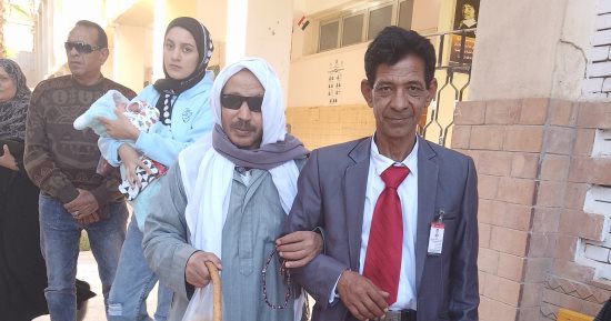 كفيف من المنوفية يصر على التصويت بالعاشر من رمضان.. ورئيس اللجنة يساعده