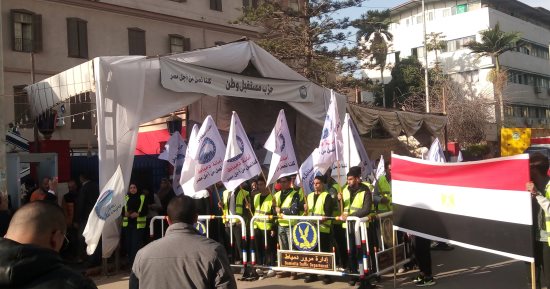 احتفالات شبابية أمام أبواب اللجان الانتخابية فى دمياط.. صور