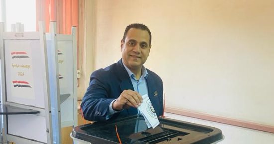  كامل كامل بعد الإدلاء بصوته فى الانتخابات الرئاسية: واجبك تشارك 