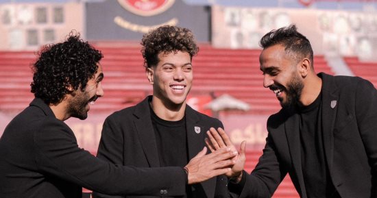 شاهد.. إطلالة جديدة لنجوم الاهلى بعد التتويج بجائزة أفضل ناد فى أفريقيا