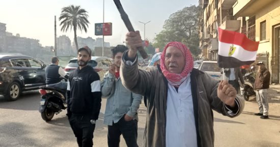 مسن يؤكد من أمام لجنة انتخابية بـ"إمبابة": نزلنا علشان نحمى بلدنا 