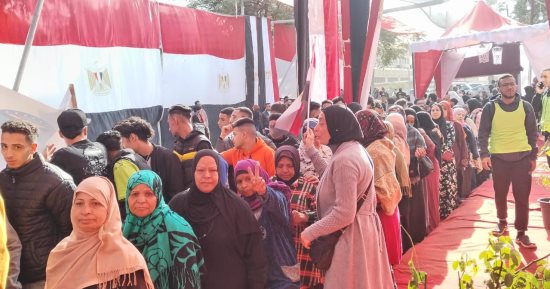 الشباب يتقدمون صفوف الناخبين أمام لجنة الشهيد محمد محمود بالطالبية   