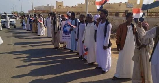 توافد مواطنى حلايب أمام اللجان للادلاء بأصواتهم.. صور