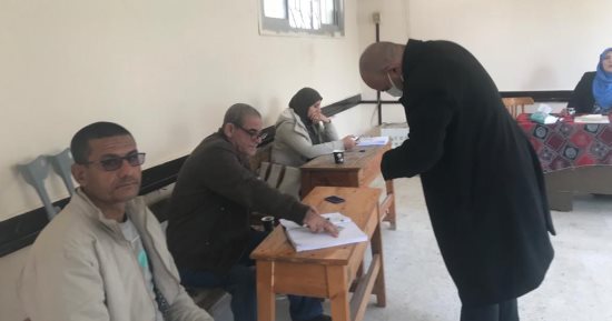 متطوعو حياة كريمة ييسرون إجراءات الانتخابات بالإسماعيلية