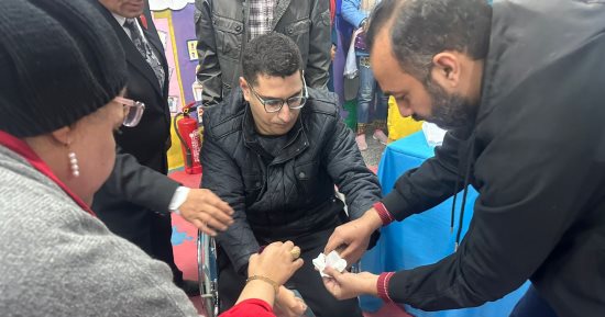 شاب من متحدى الإعاقة: انتخبت السيسى لأنه أجدر شخص يستحقها.. صور