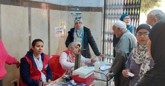 انتخب واطمن على نفسك.. 100 مليون صحة تقدم خدمات فحص الناخبين بالجيزة