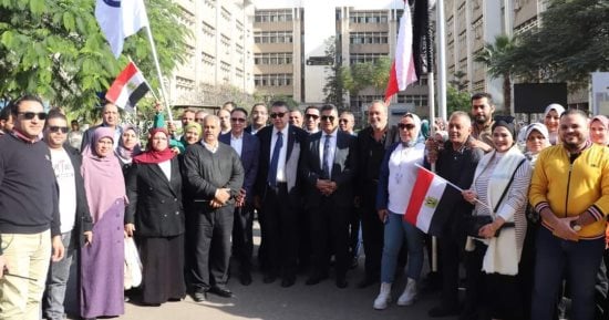 عميد طب طنطا يقود مسيرة للطلاب والعاملين احتفالا بالمشاركة فى الانتخابات