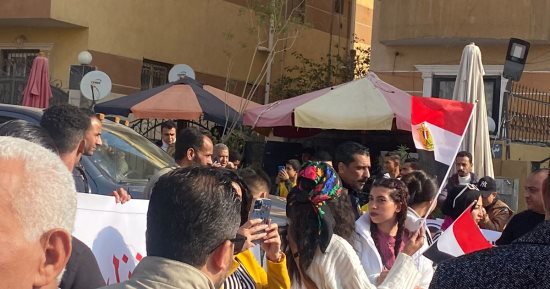 شباب يشاركون فرحتهم بأعلام مصر عقب الإدلاء بأصواتهم بالشيخ زايد 