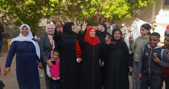 إقبال السيدات على لجان بندر قنا في اليوم الثالث للانتخابات الرئاسية.. صور