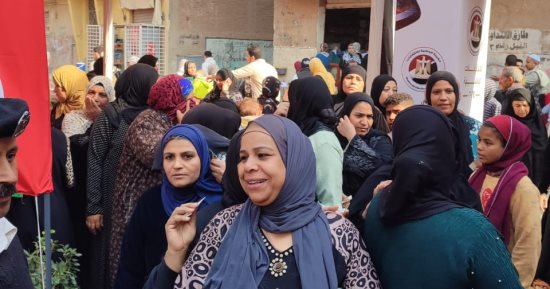 زحام أمام مدرسة دولسى الثانوية لليوم الثالث على التوالى من الانتخابات.. صور