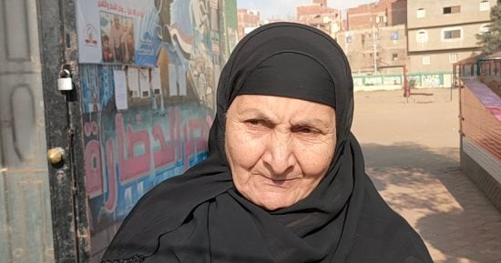 مسنة من أمام لجان الغربية: "نازلة أشارك أنا وأسرتي وحياة كريمة طورت بلدي"