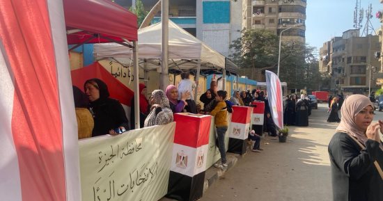 توافد الناخبين على مدرسة محمود عزمى فى العجوزة للإدلاء بأصواتهم