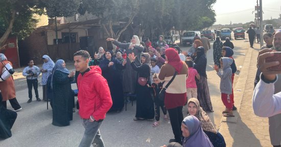 أجواء احتفالية بمحيط لجان منشأة القناطر للمشاركة فى انتخابات الرئاسة.. صور 