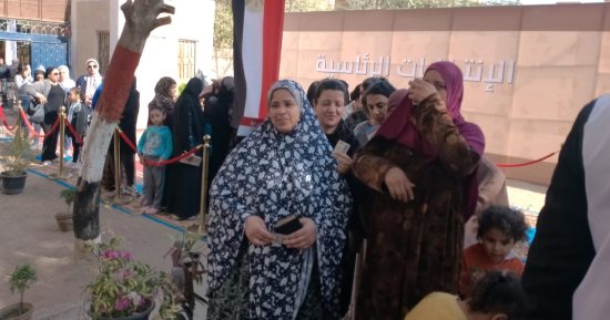 إقبال نسائى على لجان اقتراع الانتخابات الرئاسية بهضبة الأهرام.. صور