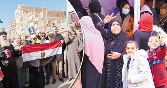 صورة للشعب الفرحان تحت الراية المنصورة.. المصريون يصنعون مستقبهل أبناءهم.. طوابير تتزين بعلم مصر.. الشباب والمجندون يساعدون كبار السن وذوى الهمم.. والفتيات والسيدات يضربن المثل فى حب الوطن