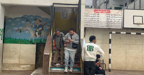 مسن من ذوى الاحتياجات يدلى بصوته فى انتخابات الرئاسة بعين شمس.. صور