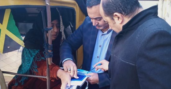 "لفتة إنسانية".. قاضى يخرج لمساعدة كبار السن من السيدات حرصن على التصويت.. صور