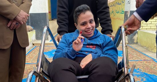 قاض يخرج لناخب من ذوى الاحتياجات الخاصة بمقر لجنته بالقليوبية ليدلى بصوته