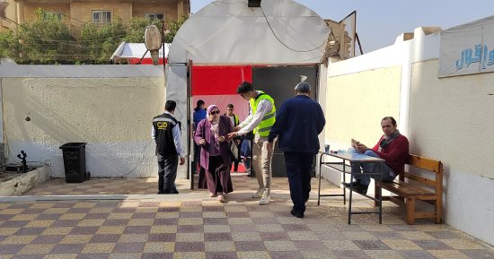 الشباب يقدمون المساعدة لكبار السن فى لجان التجمع بالقاهرة الجديدة