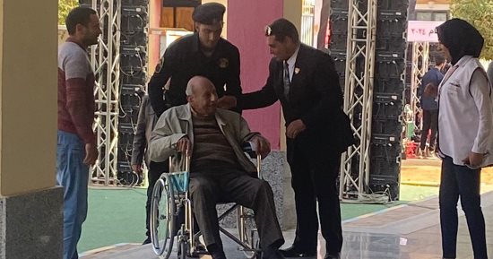ناخبون من ذوى الهمم يتحدون إعاقتهم ليدلوا بأصواتهم بالانتخابات الرئاسية 2024 بالشيخ زايد