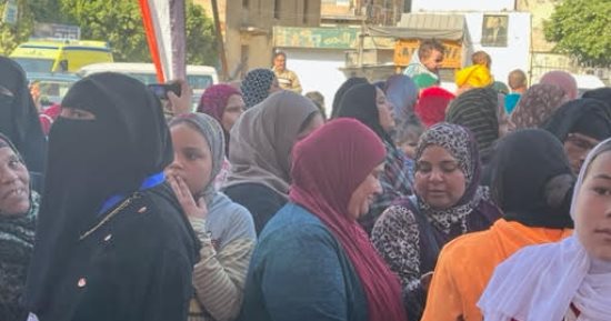 إقبال على التصويت في الجيزة.. قاض يتوجه لسيدة قعيدة خارج لجنة بإمبابة لمساعدتها على الإدلاء بصوتها.. شاب: أكملت 18 سنة وسعيد بأول مشاركة فى الانتخابات.. و100 مليون صحة تقدم خدمات فحص الناخبين بمنشأة البكارى