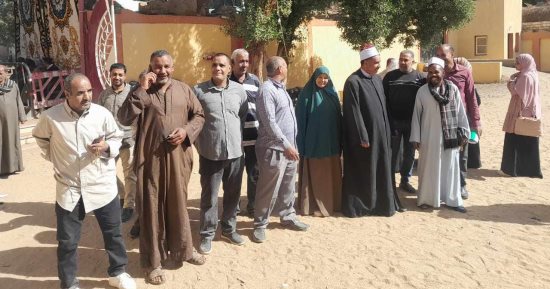 أهالي قرية ترعة الشيخ ناصر بالأقصر يصطفون بكثافة أمام لجان الاقتراع للإدلاء بأصواتهم