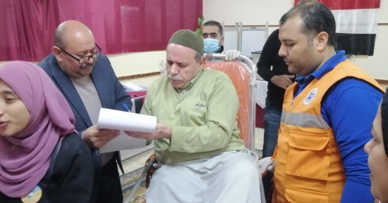 إسعاف الغربية تنقل مسنا من منزله لإحدى لجان الانتخابات للإدلاء بصوته.. صور