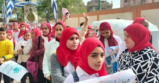 فتيات الغربية والسويس يشاركن في تسهيل العملية الانتخابية ومساعدة كبار السن