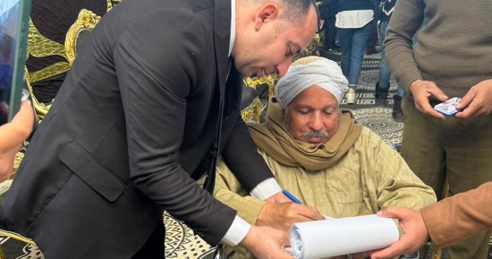 رئيس لجنة يخرج لمواطنين من ذوى الهمم للإدلاء بأصواتهم فى الغربية.. صور