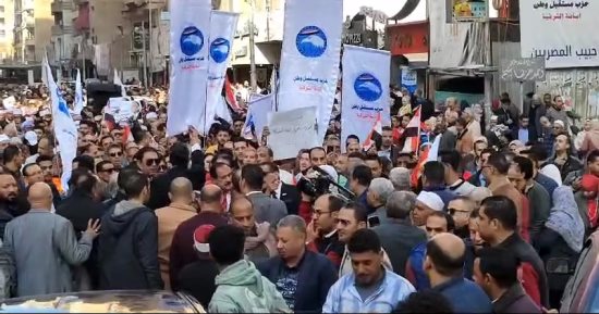 "تحيا مصر".. مسيرات حاشدة بالأعلام بالزقازيق يتقدمها الشباب.. صور