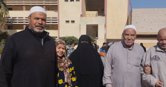 " من أجل مصر" .. نزلاء دار المسنين بالشرقية يدلون بصوتهم فى الانتخابات   