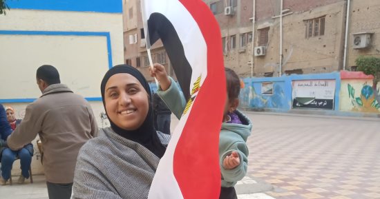 فرحة الناخبين بعد الإدلاء بأصواتهم فى الانتخابات الرئاسية بمصر القديمة.. صور