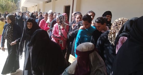 طوابير للنساء بلجنة الرحمانية قبلى فى نجع حمادى للتصويت بانتخابات الرئاسة.. صور