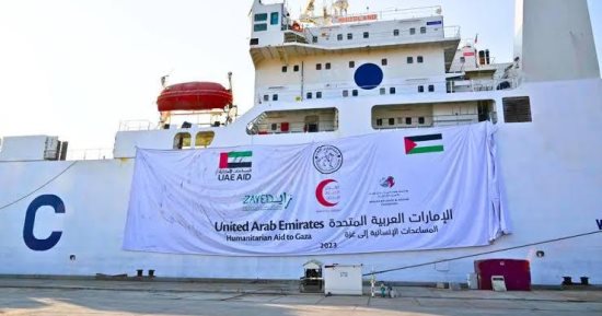 بدء تفريغ شحنة مساعدات إماراتية لغزة نقلتها سفينة من ميناء الفجيرة للعريش.. صور